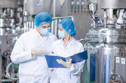化工厂技术工人检查锅炉设备